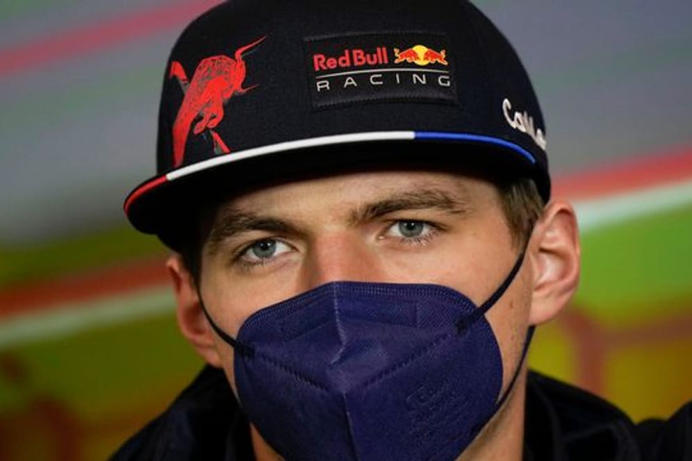 Red-Bull-Pilot Max Verstappen während einer Pressekonferenz vor dem Beginn des freien Trainings in Imola.