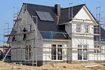 Wohnhaus im Bau (Archivbild): Treten unvorhergesehene Schäden am Bau auf, kann eine Versicherung helfen.