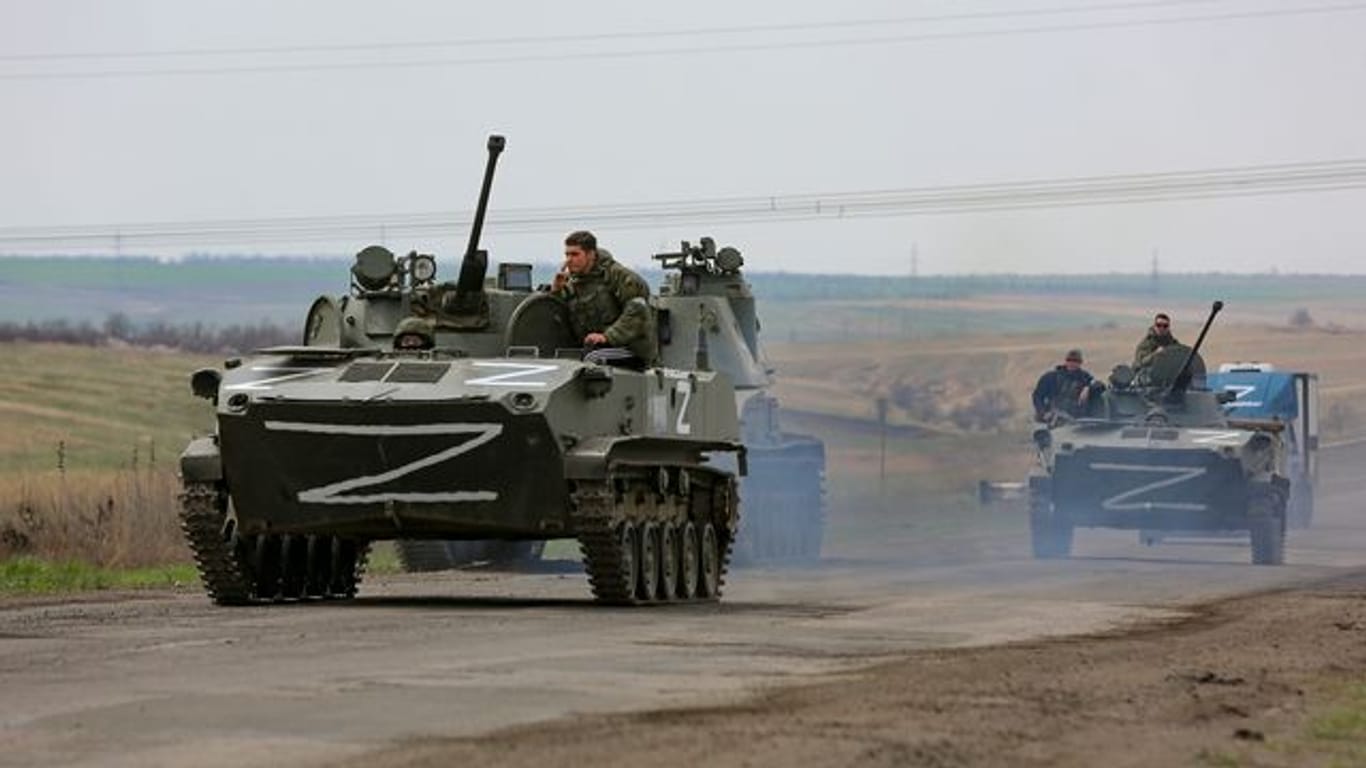 Russische Militärfahrzeuge fahren auf einer Straße im ostukrainischen Gebiet Donezk.