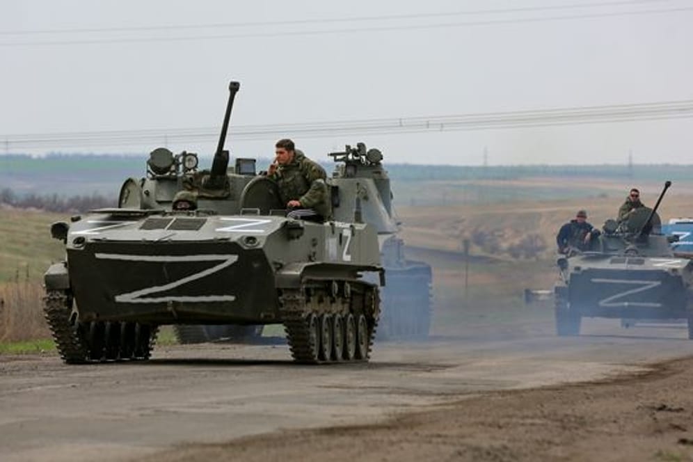 Russische Militärfahrzeuge fahren auf einer Straße im ostukrainischen Gebiet Donezk.