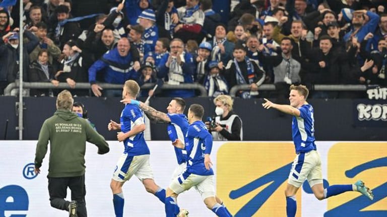 Der FC Schalke 04 führt die 2.