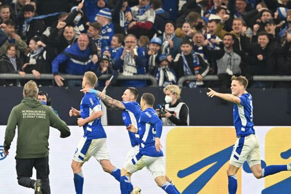 Der FC Schalke 04 führt die 2.