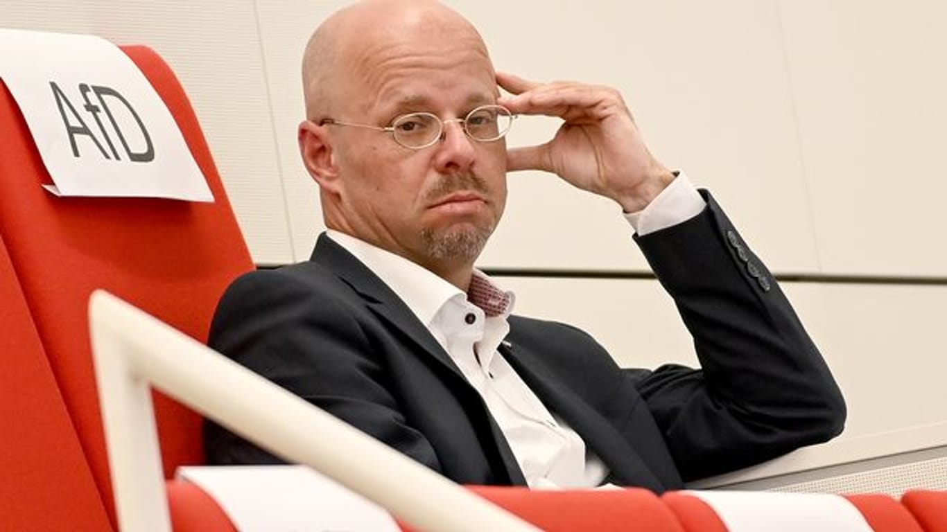 Andreas Kalbitz wurde vorgeworfen, bei seinem Eintritt in die AfD 2013 unter anderem eine frühere Mitgliedschaft in der inzwischen verbotenen rechtsextremen "Heimattreuen Deutschen Jugend" verschwiegen zu haben.