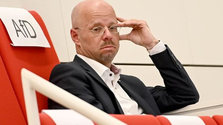 Andreas Kalbitz wurde vorgeworfen, bei seinem Eintritt in die AfD 2013 unter anderem eine frühere Mitgliedschaft in der inzwischen verbotenen rechtsextremen "Heimattreuen Deutschen Jugend" verschwiegen zu haben.
