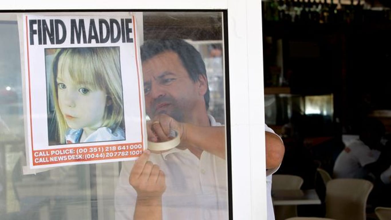 Am Fenster eines Restaurants in Praia Da Luz wird ein Bild von Madeleine McCann angebracht (Archivbild).