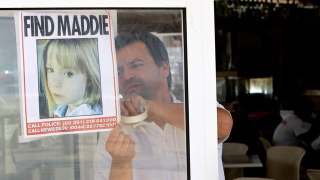 Am Fenster eines Restaurants in Praia Da Luz wird ein Bild von Madeleine McCann angebracht (Archivbild). Am Fenster eines Restaurants in Praia Da Luz wird ein Bild von Madeleine McCann angebracht (Archivbild).