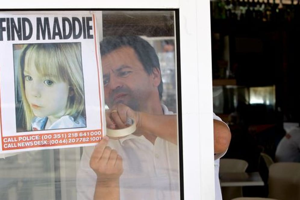 Am Fenster eines Restaurants in Praia Da Luz wird ein Bild von Madeleine McCann angebracht (Archivbild).