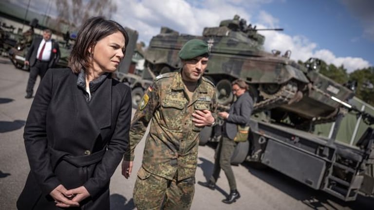 Außenministerin Annalena Baerbock besucht im Baltikum auch die Nato-Einsatzgruppe.