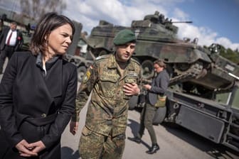 Außenministerin Annalena Baerbock besucht im Baltikum auch die Nato-Einsatzgruppe.