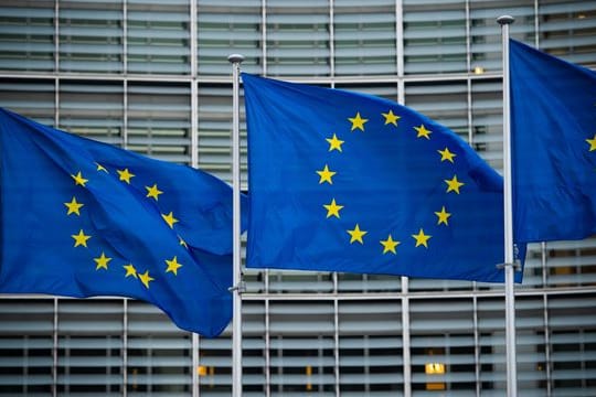 Flaggen der Europäischen Union wehen im Wind vor dem Berlaymont-Gebäude der Europäischen Kommission in Brüssel.