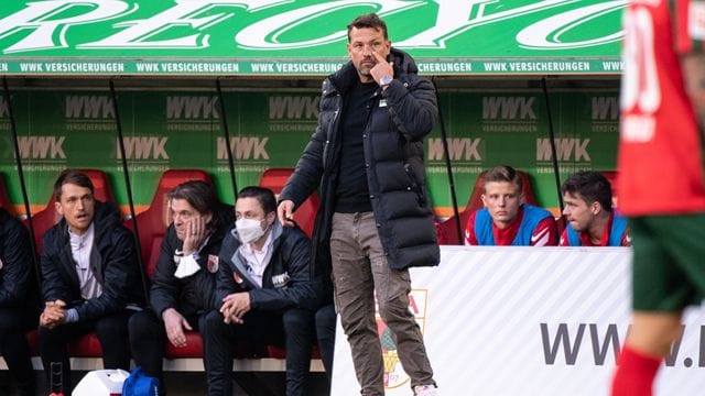 Augsburgs Trainer Markus Weinzierl steht an der Seitenlinie.