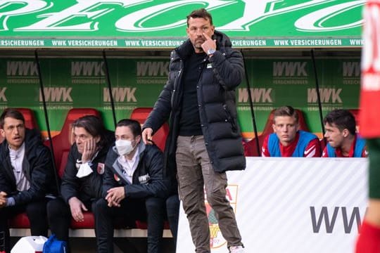 Augsburgs Trainer Markus Weinzierl steht an der Seitenlinie.