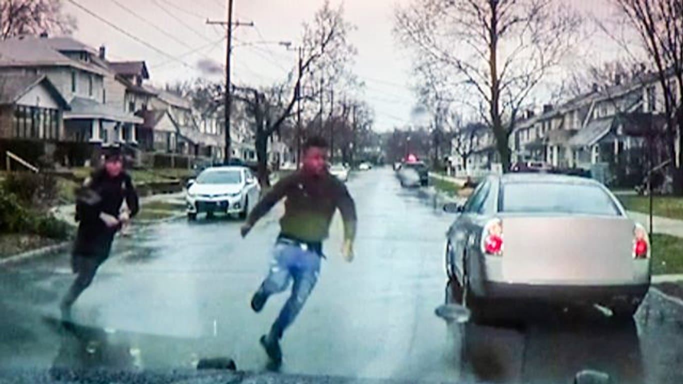Ein Polizeibeamter in Grand Rapids verfolgt Patrick Lyoya.