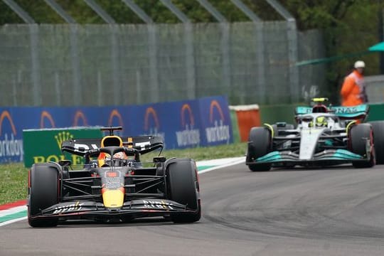 Max Verstappen aus den Niederlanden vom Team Oracle Red Bull, dahinter Lewis Hamilton aus Großbritannien vom Team Mercedes.