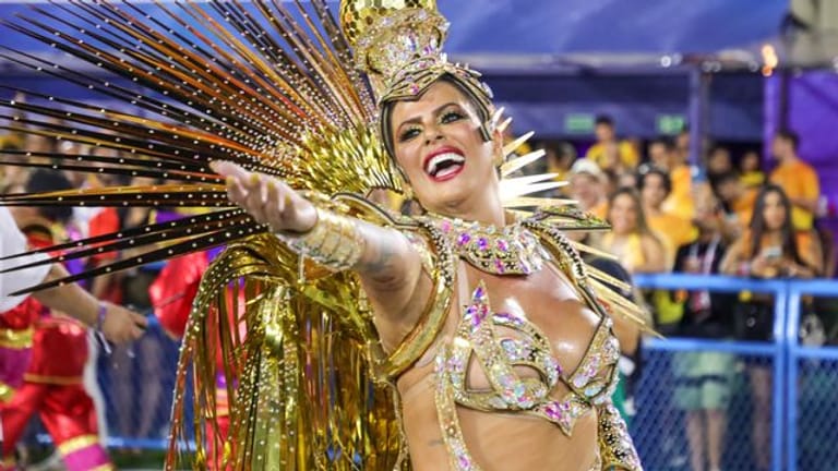 Komplett in gold: Jaqueline Maia von der Sambaschule Estacio de Sa tritt während der Karnevalsparade auf.
