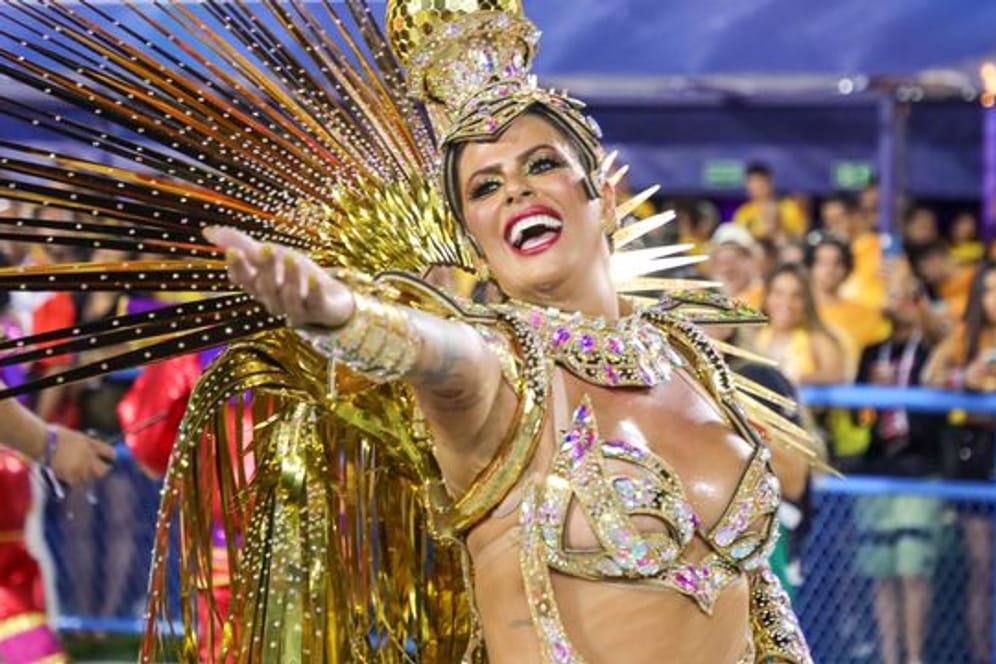 Komplett in gold: Jaqueline Maia von der Sambaschule Estacio de Sa tritt während der Karnevalsparade auf.
