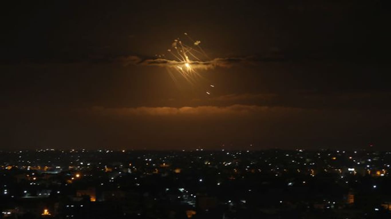 Das israelische Raketenabwehrsystem Iron Dome fängt Raketen ab, die aus dem Gazastreifen in Richtung Israel abgefeuert werden.
