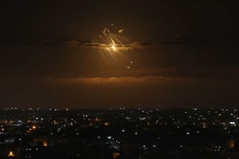 Das israelische Raketenabwehrsystem Iron Dome fängt Raketen ab, die aus dem Gazastreifen in Richtung Israel abgefeuert werden.