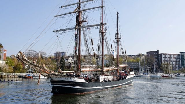 Sechs Monate lang war das Ausbildungsschiff mit 33 Schülerinnen und Schülern an Bord unterwegs. Sechs Monate lang war das Ausbildungsschiff mit 33 Schülerinnen und Schülern an Bord unterwegs.