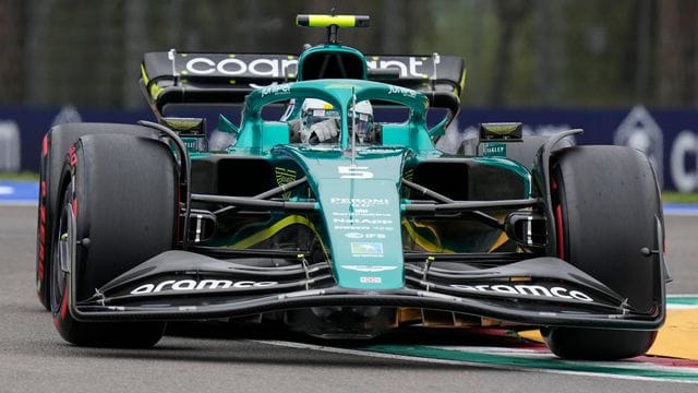 Formel-1-Pilot Sebastian Vettel ist im Aston-Martin-Boliden auf der Strecke in Imola unterwegs.