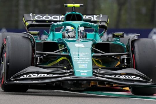 Formel-1-Pilot Sebastian Vettel ist im Aston-Martin-Boliden auf der Strecke in Imola unterwegs.