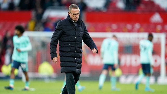United-Trainer Ralf Rangnick (M) läuft im Old Trafford nach Spielende über den Rasen. United-Trainer Ralf Rangnick (M) läuft im Old Trafford nach Spielende über den Rasen.