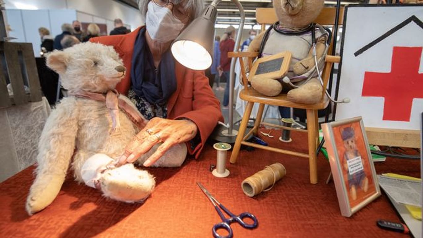 Die selbsternannte Bärendoktorin Claudia Hartung untersucht einen „verletzten“ Teddy.