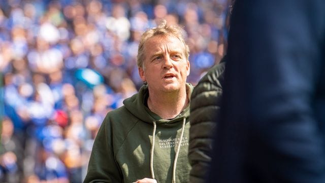 Schalkes Trainer Mike Büskens betritt die Veltins-Arena.