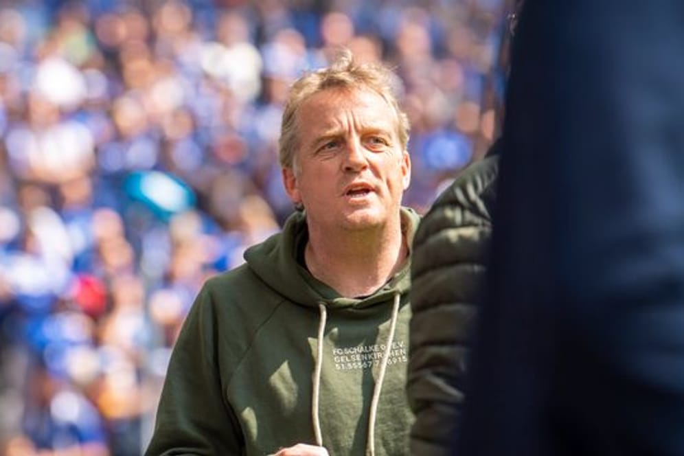 Schalkes Trainer Mike Büskens betritt die Veltins-Arena.
