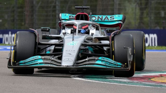 Der Brite George Russell fährt im Mercedes-Boliden während des Freien Trainings in Imola.