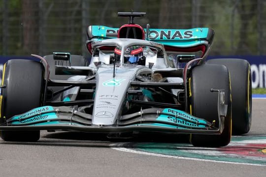 Der Brite George Russell fährt im Mercedes-Boliden während des Freien Trainings in Imola.