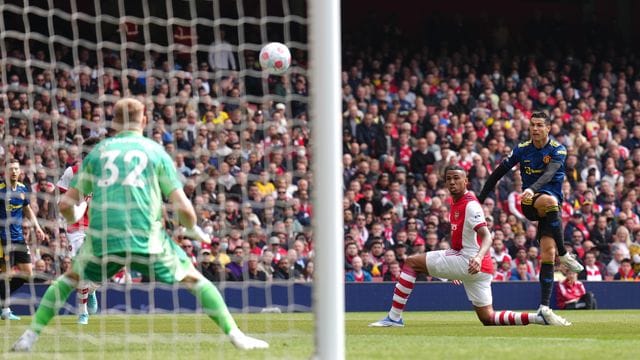Manchesters Cristiano Ronaldo (r) schießt aufs Tor.