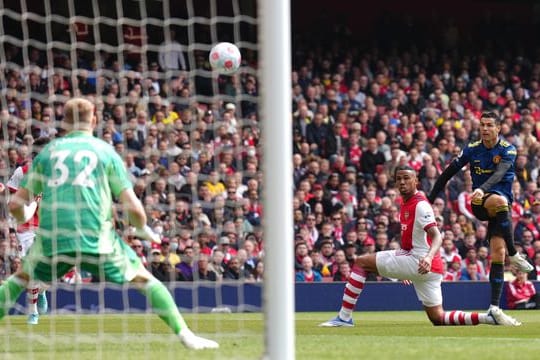 Manchesters Cristiano Ronaldo (r) schießt aufs Tor.