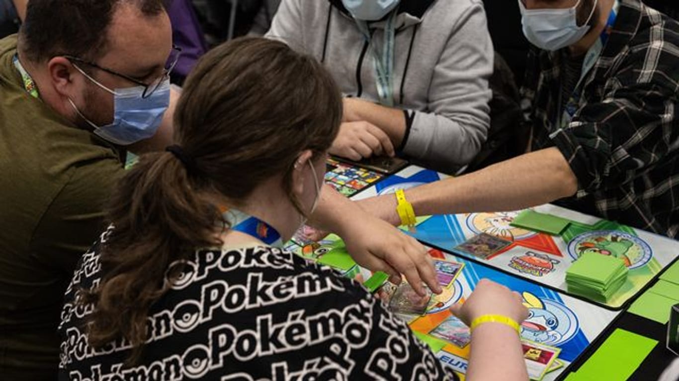 Bei der Pokémon-Europameisterschaft treten Spielerinnen und Spieler auch mit Karten gegeneinander an.