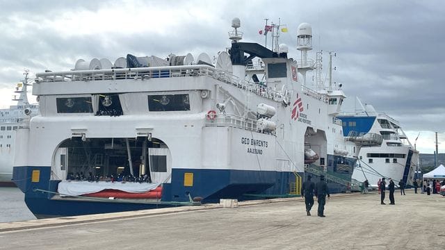 Die Organisation "Ärzte ohne Grenzen" rettet mit dem Schiff "Geo Barents" Bootsmigranten aus dem Mittelmeer.