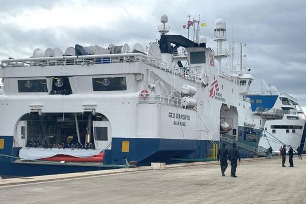 Die Organisation "Ärzte ohne Grenzen" rettet mit dem Schiff "Geo Barents" Bootsmigranten aus dem Mittelmeer.