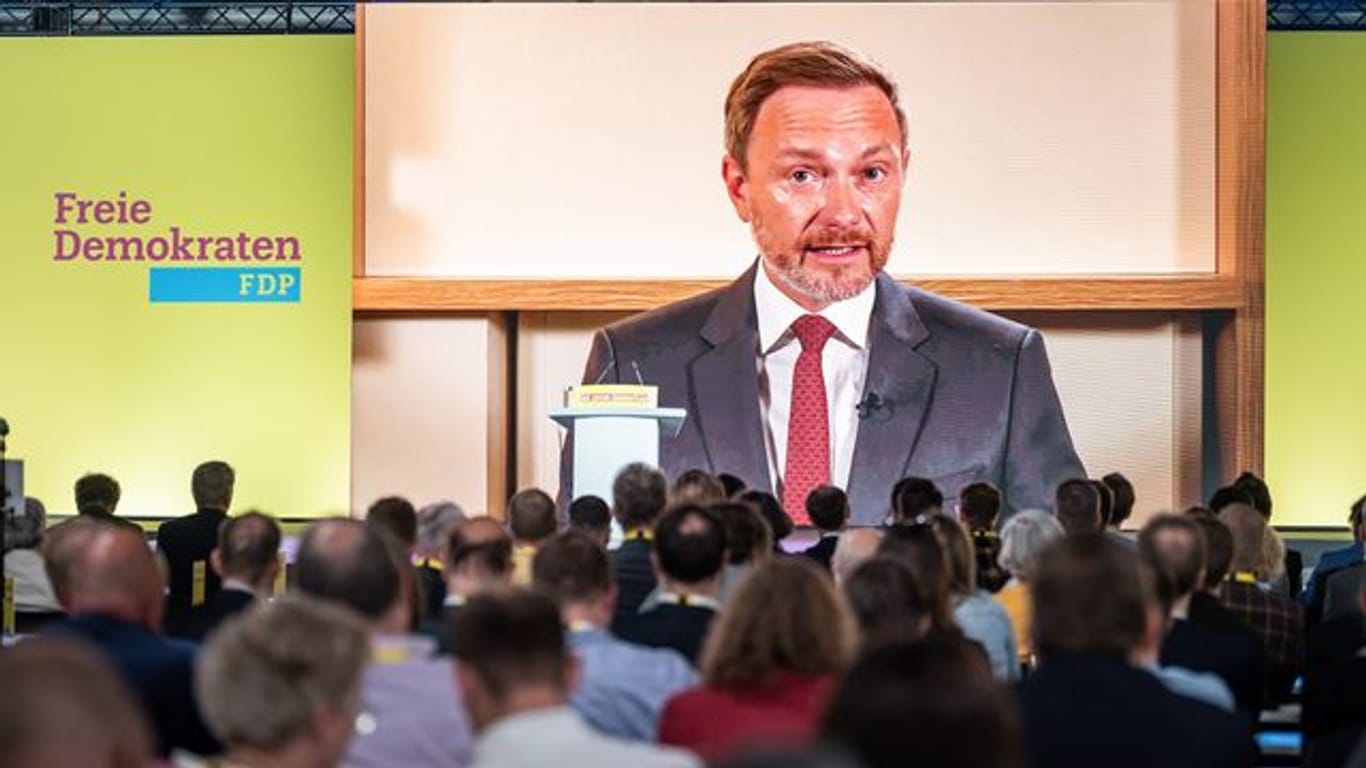 FDP-Chef Christian Lindner lässt es sich trotz Corona-Erkrankung nicht nehmen, beim Parteitag zu sprechen.