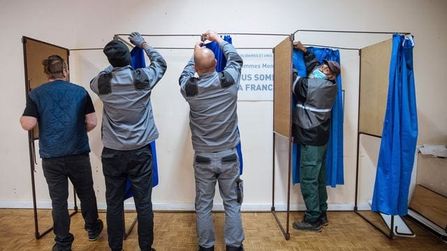 Am Sonntag wird in Frankreich gewählt - die Wahlkabinen stehen bereit.