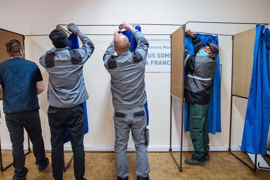 Am Sonntag wird in Frankreich gewählt - die Wahlkabinen stehen bereit.