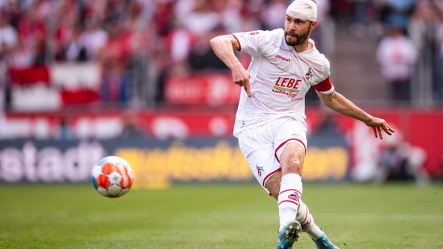 Kölns Jonas Hector kehrte nach seiner Verletzung gegen Bielefeld zunächst aufs Spielfeld zurück. Kölns Jonas Hector kehrte nach seiner Verletzung gegen Bielefeld zunächst aufs Spielfeld zurück.