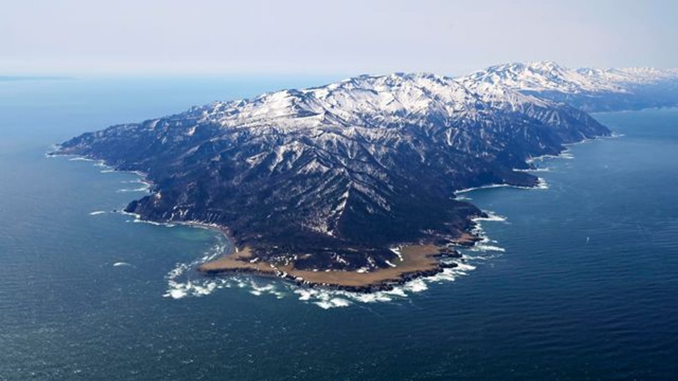 Dieses Luftbild zeigt die Gewässer an der Halbinsel Shiretoko im Norden Japans auf Hokkaido, wo Retter eine Suchaktion durchführen.