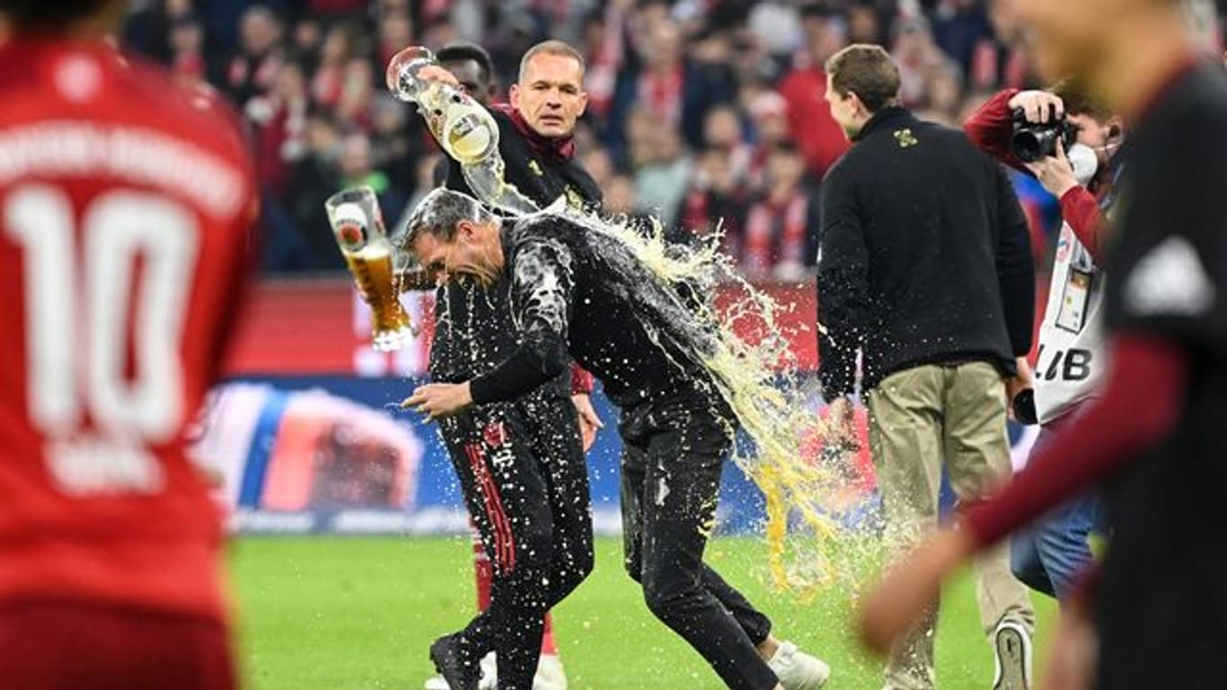 Bayern-Trainer Nagelsmann konnte sich nach dem Sieg gegen Dortmund der Bierdusche nicht entziehen.