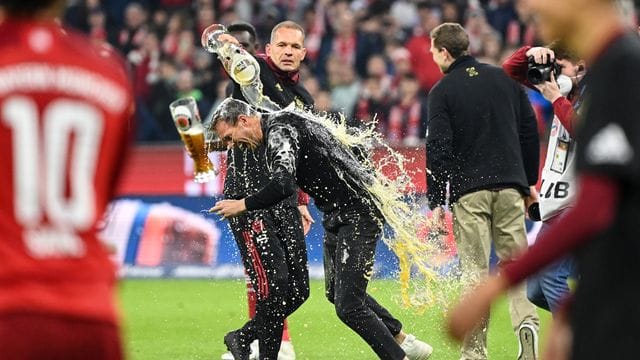 Bayern-Trainer Nagelsmann konnte sich nach dem Sieg gegen Dortmund der Bierdusche nicht entziehen. Bayern-Trainer Nagelsmann konnte sich nach dem Sieg gegen Dortmund der Bierdusche nicht entziehen.