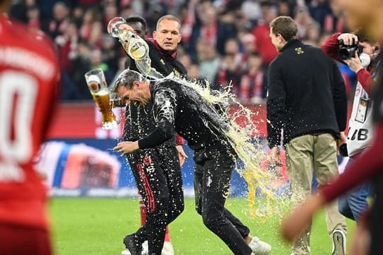 Bayern-Trainer Nagelsmann konnte sich nach dem Sieg gegen Dortmund der Bierdusche nicht entziehen.