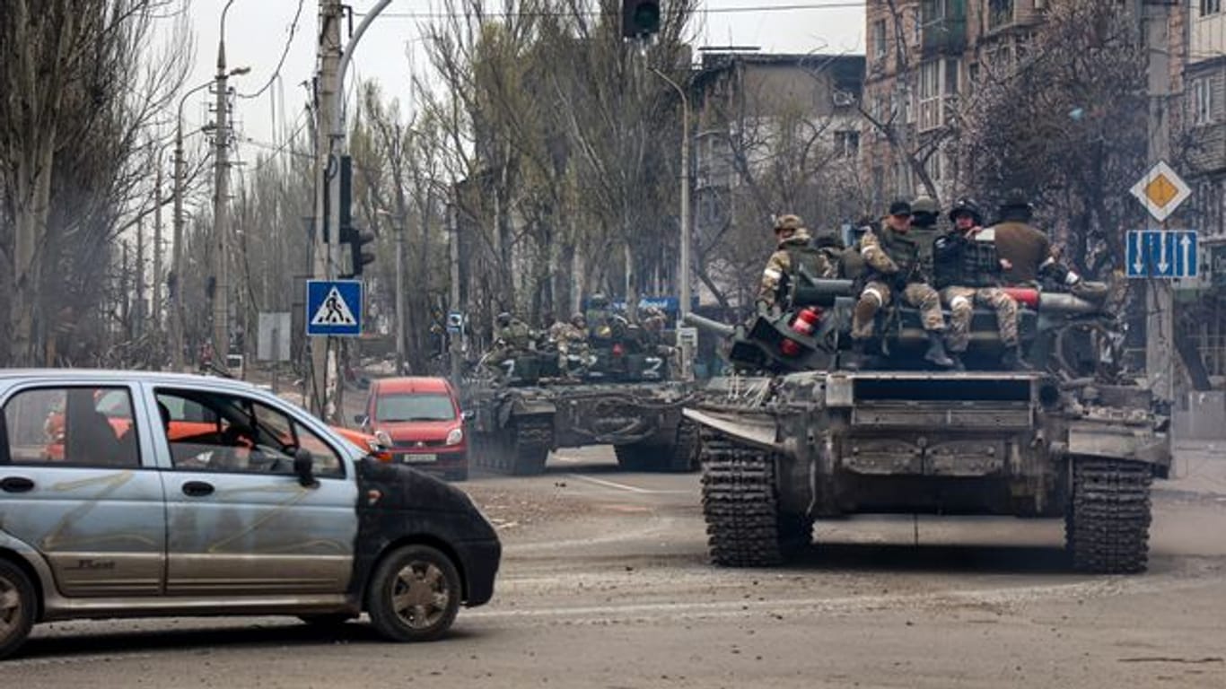 Russische Panzer fahren durch Mariupol. Russische Panzer fahren durch Mariupol.