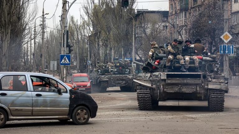 Russische Panzer fahren durch Mariupol.