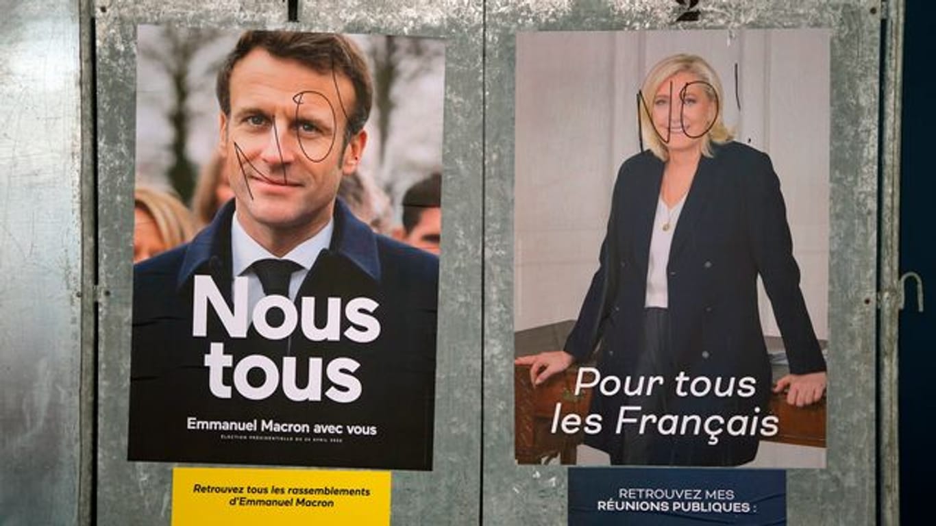 In den Umfragen liegt Macron vorne, aber Experten schließen einen Sieg von Le Pen nicht aus.