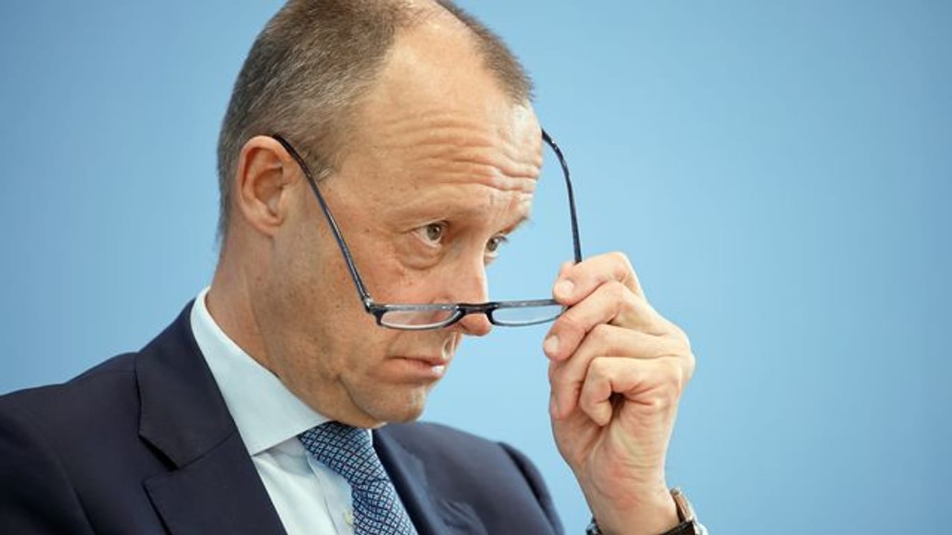CDU-Chef Friedrich Merz räumt große Versäumnisse der Union bei der Ausstattung der Bundeswehr ein.