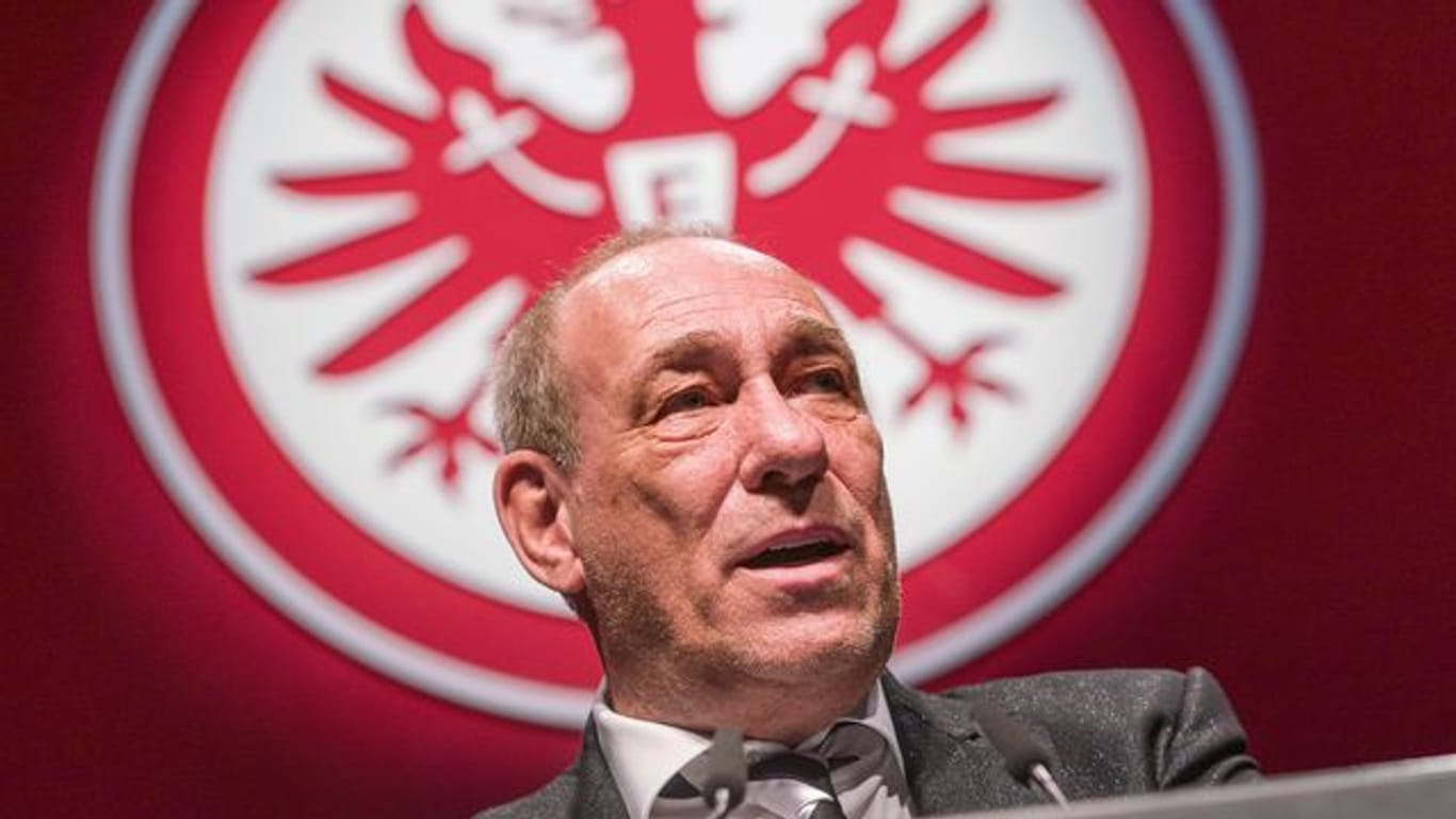 Präsident Peter Fischer spricht bei der Mitgliederversammlung von Fußball-Bundesligist Eintracht Frankfurt.