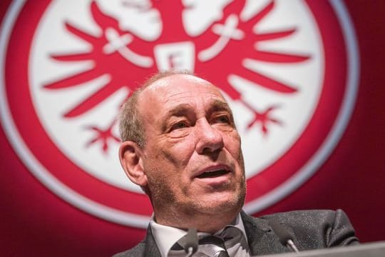 Präsident Peter Fischer spricht bei der Mitgliederversammlung von Fußball-Bundesligist Eintracht Frankfurt.